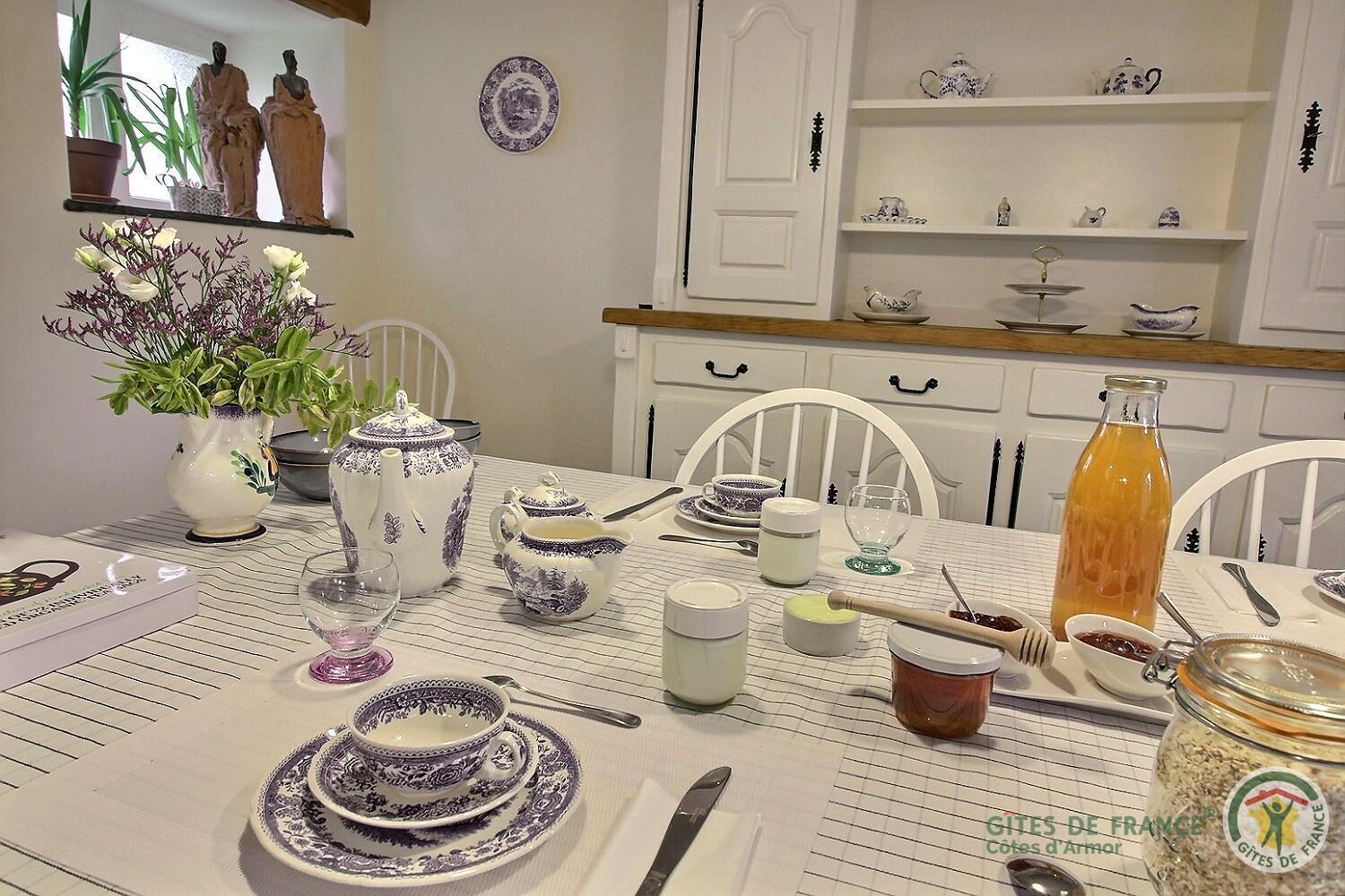 Le Parfum Des Fleurs Bed & Breakfast Plussulien Exterior foto